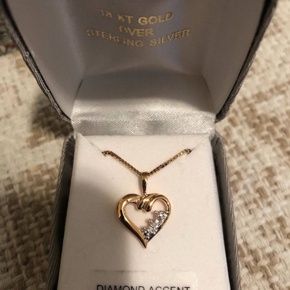 Gold necklace with diamond accent